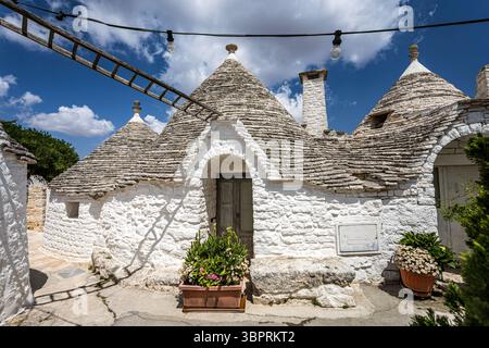 Malerischer Blick auf eine der berühmten Straßen von Alberobello und seine Häuser, die zum UNESCO-Weltkulturerbe gehören. Foto am 21. Juni 2025 in Alberobello, Stockfoto