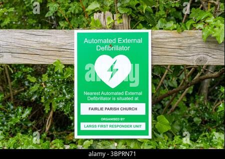Hinweisschild für automatisierten externen Defibrillator, Schottland, Großbritannien, Europa Stockfoto