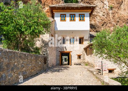 BLAGAJ TEKIJA, BOSNIEN-HERZEGOWINA - 08. JUNI 2025: Eintritt zum historischen Derwischhaus. Das Kloster wurde im 15. Jahrhundert erbaut und gilt als eines der Then Stockfoto