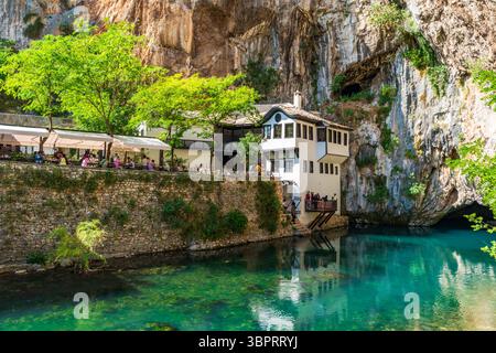 BLAGAJ TEKIJA, BOSNIEN-HERZEGOWINA - 08. JUNI 2025: Touristen besuchen das historische Derwischhaus, das 600 Jahre alte Kloster am Fuße eines cl Stockfoto