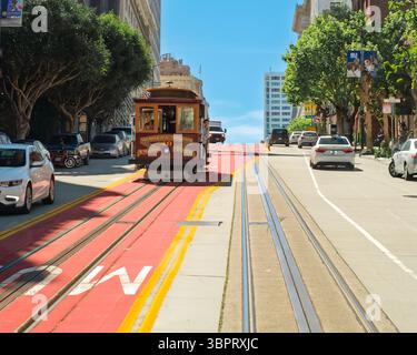 San Francisco Kalifornien, USA. April 2019. Eine Cable Car auf der Van Ness Avenue, einer wichtigen Durchgangsstraße, die historisch bedeutsam als Teil der US 101 ist. Stockfoto