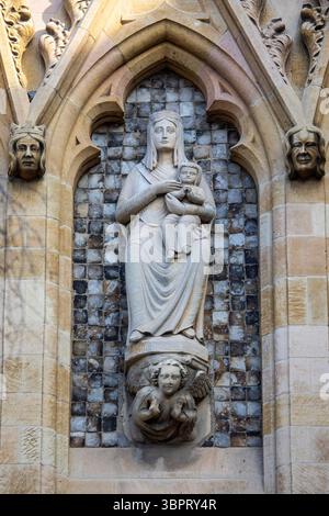 Steinschnitzerei am Ethelbert-Tor zur Norwich-Kathedrale in Norwich, Großbritannien. Stockfoto