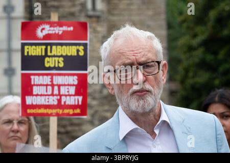London, Großbritannien. 9. Juli 2025. Jeremy Corbyn, ehemaliger Parteivorsitzender der Labour Party und jetzt unabhängiger Abgeordneter für Islington North, unterstützt behinderte Menschen, die sich außerhalb des Parlaments versammeln und die Abgeordneten dazu auffordern, den "Welfare Bill" (Universal Credit and Personal Independence Bill) abzulehnen, der heute in dritter Lesung steht. Trotz früherer Änderungsanträge sagen Aktivisten und Rechtsgruppen, dass der Gesetzentwurf die Finanzen und Lebensqualität der gegenwärtigen und zukünftigen behinderten Menschen stark beeinflussen wird. Quelle: Ron Fassbender/Alamy Live News Stockfoto