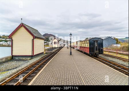 Blick vom Ende des Bahnsteigs in Richtung Bahnhof Porthmadog, Wales im Frühling Stockfoto