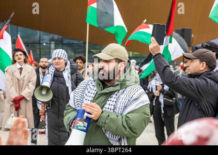 Pro-palästinensischer Demonstrant mit Megaphon auf dem Kansalaistori-Platz bei einer Demonstration am 1. Mai in Helsinki, Finnland Stockfoto