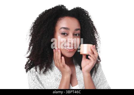 Schöne brasilianische Frau mit einem Glas Kollagencreme auf weißem Hintergrund Stockfoto