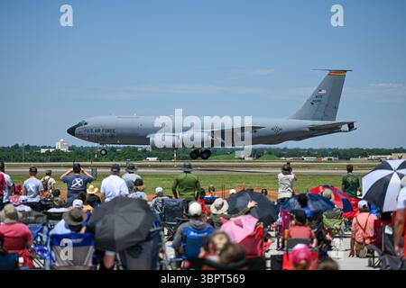 Ein Stratotanker der US Air Force KC-135, der dem 97th Air Mobility Wing KC-135 Demonstration Team zugeteilt wurde, spielt auf der Tinker Air Show eine Berührung und Fahrt Stockfoto