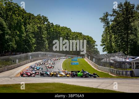 Elkhart Lake, Wa, USA. Juni 2025. Das Feld der NTT INDYCAR-SERIE nimmt die grüne Flagge für den XPEL Grand Prix auf der Road America in Elkhart Lake, WA. (Kreditbild: © Walter G. Arce Sr./ASP via ZUMA Press Wire) NUR REDAKTIONELLE VERWENDUNG! Nicht für kommerzielle ZWECKE! Stockfoto