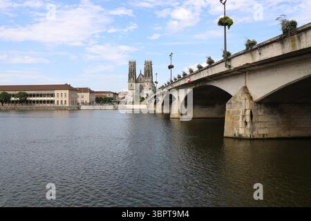 Die Mosel, die Stadt Pont à Mousson, Département Meurthe et Moselle, Frankreich Stockfoto