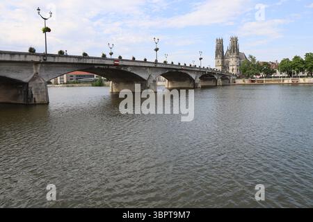 Die Mosel, die Stadt Pont à Mousson, Département Meurthe et Moselle, Frankreich Stockfoto