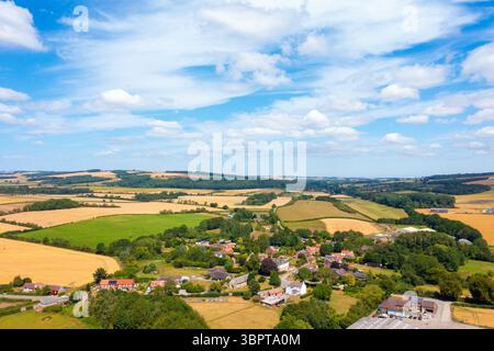 Luftdrohnenfoto des wunderschönen Dorfes Burnby in der East Riding of Yorkshire, in der Nähe von York in Großbritannien, das das quante kleine Dorf neben sich zeigt Stockfoto