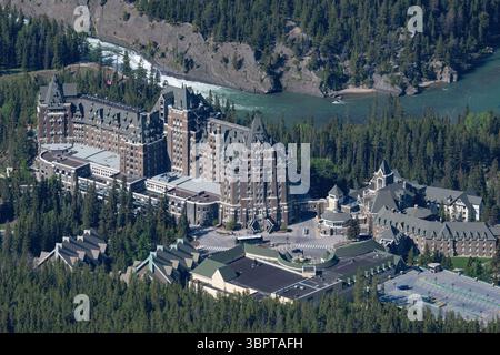 Fairmont Banff Springs Hotel aus der Vogelperspektive vom Sulphur Mountain, Banff National Park, Kanada Stockfoto