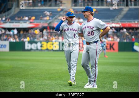 Jeff McNeil (1) und Pete Alonso (20) von den New York Mets sprechen vor einem Spiel gegen die Pittsburgh Pirates im PNC Park. (Foto von Dan Squicciarini Stockfoto