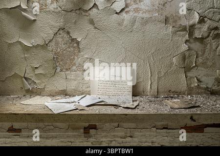 Vergessener Brief auf abblätterndem Farbmantel im verlassenen Haus Indiana USA Stockfoto