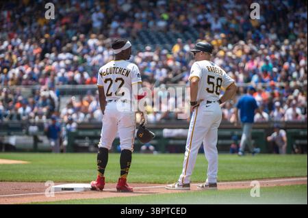 PITTSBURGH, PA – 29. JUNI: Pittsburgh Pirates Outfielder Andrew McCutchen spricht mit Base Coach Mike Rabelo (Foto: Dan Squicciarini) Stockfoto