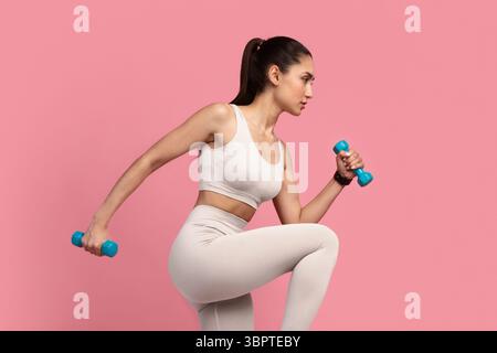 Junge Frau Ausübung Mit Hanteln Isoliert Auf Pastell Hintergrund Stockfoto