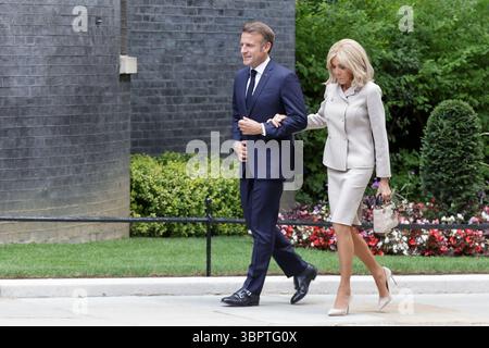 London, Großbritannien. Juli 2025. Der französische Präsident Emmanuel Macron (L) und seine Frau Brigitte Macron erreichen am 9. Juli 2025 die Downing Street 10 in London. Der britische Premierminister Keir Starmer traf am Mittwoch in der Downing Street mit dem französischen Präsidenten Emmanuel Macron zusammen, als die beiden sich verpflichteten, gemeinsam gegen die illegale Einwanderung vorzugehen. Quelle: Xinhua/Alamy Live News Stockfoto