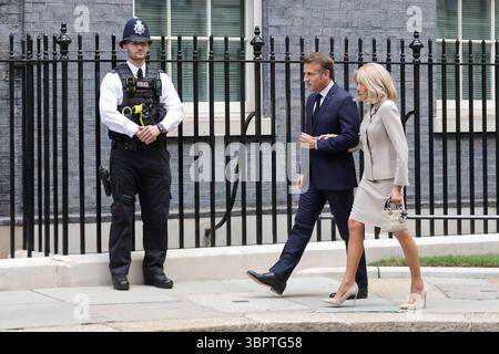 London, Großbritannien. Juli 2025. Der französische Präsident Emmanuel Macron (2. R) und seine Frau Brigitte Macron (1. R) erreichen am 9. Juli 2025 die Downing Street 10 in London. Der britische Premierminister Keir Starmer traf am Mittwoch in der Downing Street mit dem französischen Präsidenten Emmanuel Macron zusammen, als die beiden sich verpflichteten, gemeinsam gegen die illegale Einwanderung vorzugehen. Quelle: Xinhua/Alamy Live News Stockfoto
