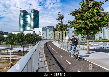Die Moreelse brug, Fußgänger- und Fahrradbrücke über die Gleise von Utrecht Centraal, Hauptbahnhof, mit Bäumen bepflanzt, Rabobank-Gebäude, Neth Stockfoto