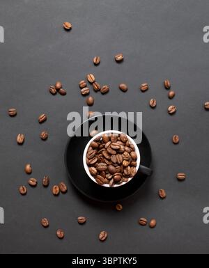 Eine Tasse aromatischen Kaffee mit Essen. Kaffee in der Implementierung auf dunklem Hintergrund. Platz für Text Stockfoto