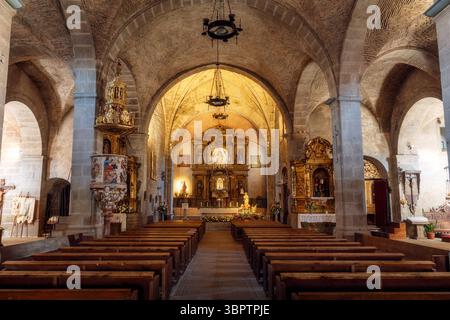 La Alberca, Spanien . 31.5.2024: Blick auf das Innere der Pfarrkirche unserer Lieben Frau von der Himmelfahrt in La Alberca, Spanien. Stockfoto