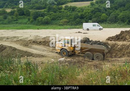 Archita, Rumänien - 7. Juli 2025: Volvo A30C knickgelenkter Muldenkipper auf einem Straßeninfrastrukturgelände in der Nähe der Eisenbahn in der Nähe des Dorfes Archita in Mures coun Stockfoto