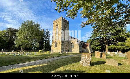 Die St. Mary's Church aus dem 13. Jahrhundert im historischen Dorf Woughton on the Green, Milton Keynes, ist ein gutes Beispiel für eine klassische englische Kirche Stockfoto