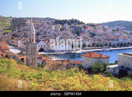 Blick auf Stadt und Hafen von Hvar, Split-Dalmatien, Kroatien Stockfoto