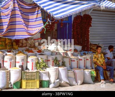 Laden mit Obst, Nüssen und Gewürzen, Sousse Medina, Sousse (Sūsah), Gouvernement Sousse, Tunesien Stockfoto