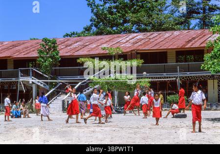 Samoan Schulkinder spielen Volleyball in der Schule Spielplatz, Apia, Samoa Stockfoto