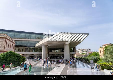 Athen Griechenland - 24. Mai 2025: Eingang des Akropolis-Museums mit Menschen, die an einem sonnigen Tag ins Athen gehen Stockfoto