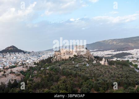 Luftaufnahme der Akropolis und des Stadtbildes von Athen in Griechenland mit Waldbäumen Stockfoto