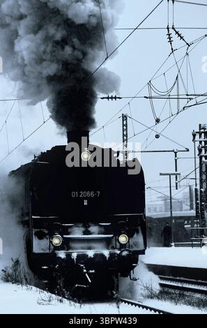 Dampflokomotive an einem Wintertag, Ostbahnhof, München, Oberbayern, Deutschland. Stockfoto