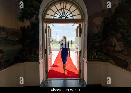 Die Chefin des Protokolls Monica Crowley begrüßt am Mittwoch, den 9. Juli 2025, den Präsidenten Umaro Sissoco Embalo von Guinea-Bissau im Südportico des Weißen Hauses, bevor sie an einem multilateralen Mittagessen mit Präsident Donald Trump und anderen afrikanischen Führern teilnimmt. (Offizielles Foto des Weißen Hauses von Molly Riley) Stockfoto