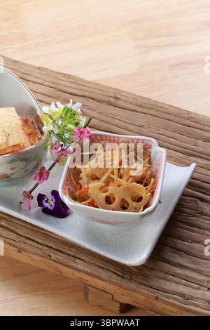 Kimchi, Natto, Senfkraken, Lotuswurzelscheiben, kalte Gemüseplatte Stockfoto