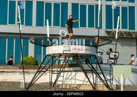Sotschi, Russland - 5. Juli 2022: Mann tanzt zur Musik mit kreisförmiger Videoaufnahme. Unvergessliche Videos mit Musik. Stockfoto