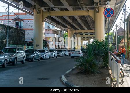 Sotschi, Russland - 5. Juli 2022: Das obere Dach der Hochstraße auf Säulen. Massiver Bau der Verkehrsinfrastruktur. Stockfoto