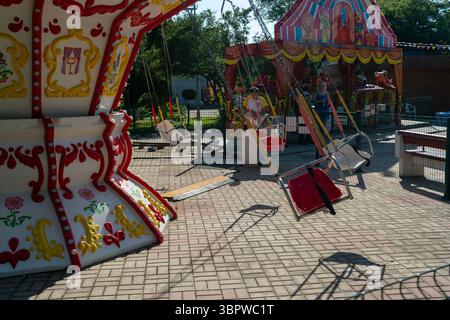 Sotschi, Russland - 05. Juli 2022: Kinderkarussell in einem Sommerspazierpark. Vergnügungspark. Stockfoto