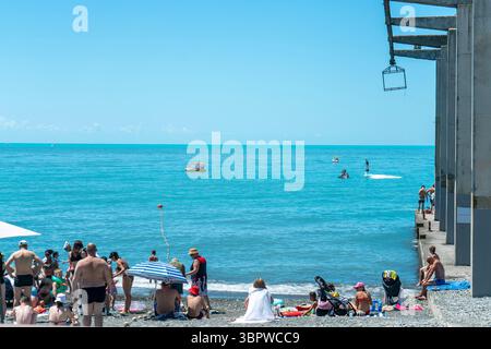 Sotschi, Russland - 05. Juli 2022: Stadtstrand am Meer mit Liegestühlen und Sonnenschirmen. Stockfoto