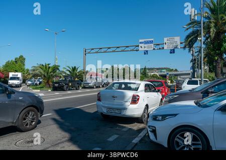 Sotschi, Russland - 05. Juli 2022: Kreisverkehr mit einer Palme in der Mitte. Stockfoto