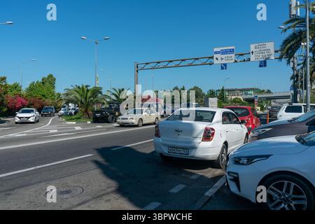 Sotschi, Russland - 05. Juli 2022: Kreisverkehr mit einer Palme in der Mitte. Stockfoto