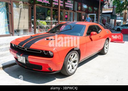 Sotschi, Russland - 05. Juli 2022: Sportwagen in Orange mit schwarzen Streifen an einem sonnigen Tag. Stockfoto