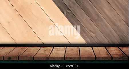 Die rustikale Tischplatte aus Holz liegt in einer flachen Studio-Szene mit zweifarbiger Dielenwand Stockfoto