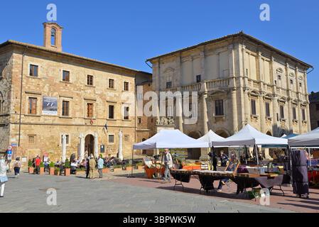 Montepulciano, Toskana, Italien - 13. Oktober 2018 - Piazza Grande mit Antiquitätenmarkt und Kunsthandwerksmarkt. Hintergrund malerische Renaissance-Paläste. Stockfoto