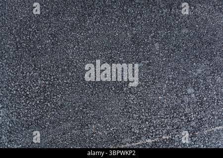 Die mit Kies verpackte Asphaltmischung ist in einer flachen Abbildung dargestellt, die lose Steine hervorhebt Stockfoto