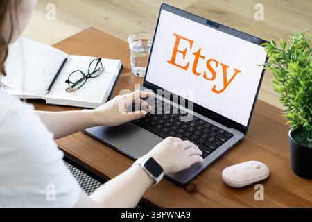 Posen, Polen – 15. Juni 2025: Etsys Plattform-Schnittstelle auf einem modernen Laptop-Bildschirm, während eine Person mit dem beliebten Online-Marktplatz interagiert Stockfoto