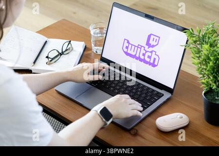 Posen, Polen - 15. Juni 2025: Twitch, eine der wichtigsten Online-Streaming-Websites, sieht auf einem Laptop verschiedene Live-Inhalte, Spiele, Musik, Shows und Fostering an Stockfoto