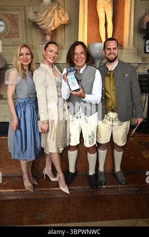 Jürgen Drews mit Frau Ramona und Tochter Joelina Drews mit Freund Adrian Louis / Bayerischer Verdienstorden im Antiquarium der Residenz in München am 9. Juli 2025 *** Jürgen Drews mit Frau Ramona und Tochter Joelina Drews mit Freund Adrian Louis Bayerischer Verdienstorden im Antiquarium der Residenz München am 9. Juli 2025 Stockfoto