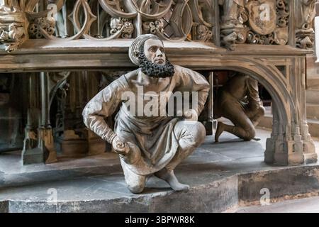 NÜRNBERG, DEUTSCHLAND - 27. OKTOBER 2023: Dies ist ein Fragment der Basis eines gotischen Reliquars (15. Jahrhundert) in der St. Lorenz-Kirche. Stockfoto