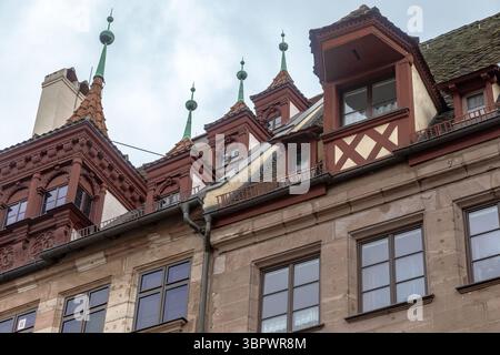 NÜRNBERG, DEUTSCHLAND - 27. OKTOBER 2023: Dies sind architektonische Details mit Dachfenstern und Dachfenstern eines Fembohauses aus dem 18. Jahrhundert. Stockfoto